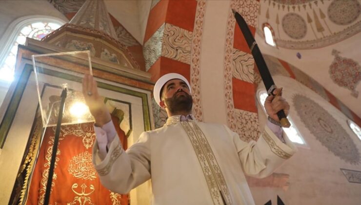 Gelenek sürüyor! Edirne Eski Cami’de imamlar 6 asırdır hutbeye kılıçla çıkıyor