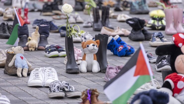 Hollanda’da Filistin’e sergisi: Meydana 14 bin çocuk ayakkabısı bırakıldı